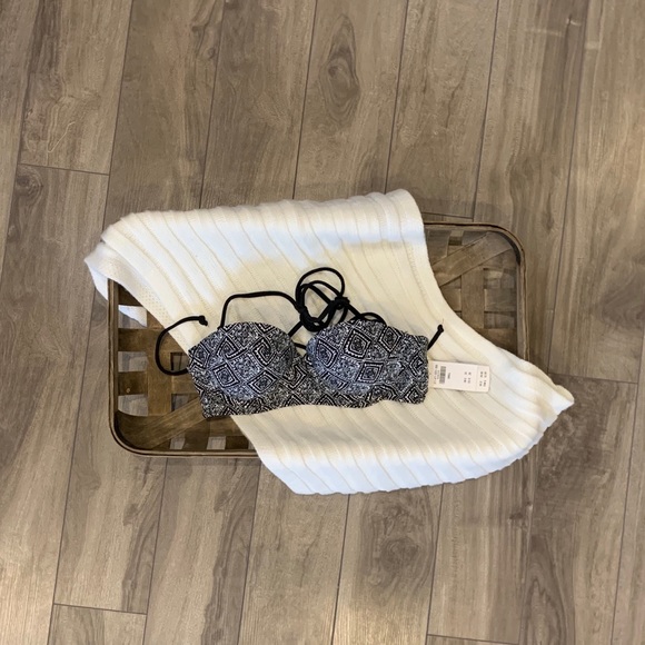 ⭐️Brand New⭐️ 2 piece Hollister Bathing Suit - Picture 1 of 5